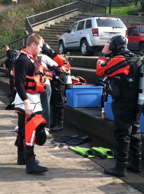 Divers Gear Up
